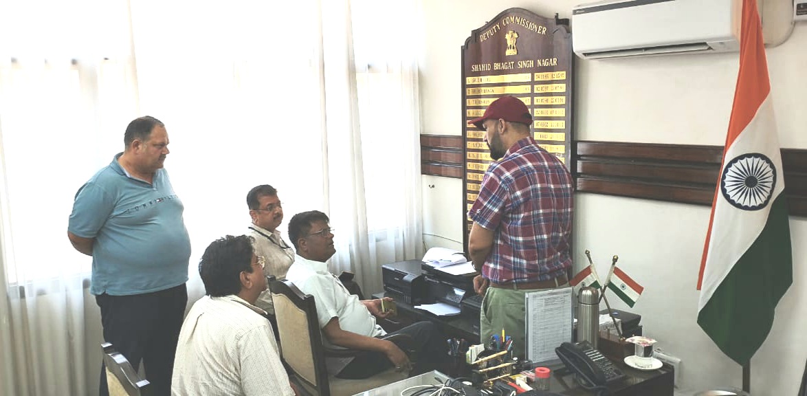 मतदान कर्मचारियों का दूसरे चरण का रैंडमाइजेशन किया गया - जिला चुनाव अधिकारी नवजोत पाल सिंह रंधावा